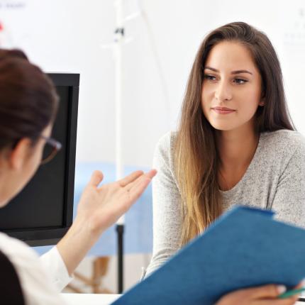 Ärztin im Gespräch mit Patientin